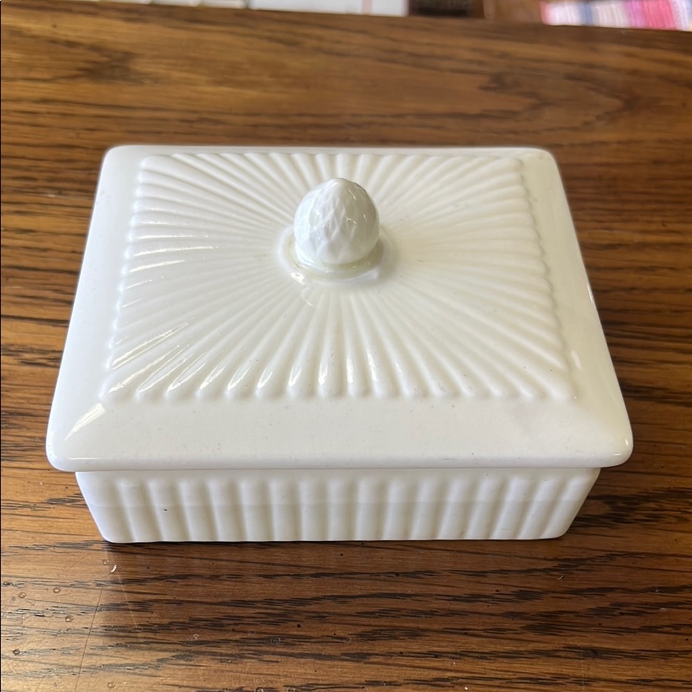Wedgewood Etruria & Barlaston Edme Ivory White 4" Square Ceramic Box w/ Lid 1930